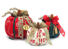 Φόρτωση εικόνας στο εργαλείο προβολής Συλλογής, Σετ κολοκύθες από βαμβακερό ύφασμα, διακοσμημένες με μικρά κουκουνάρια, υφασμάτινες κορδέλες και ξύλινα στοιχεία.