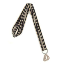 Φόρτωση εικόνας στο εργαλείο προβολής Συλλογής, Χειροποίητο μπρελόκ από υφαντό ιμάντα φάρδους 2,5cm, μεταλλικό κρίκο και ακρυλικό διακοσμητικό στοιχείο.