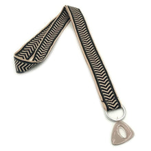 Φόρτωση εικόνας στο εργαλείο προβολής Συλλογής, Χειροποίητο μπρελόκ από υφαντό ιμάντα φάρδους 2,5cm, μεταλλικό κρίκο και ακρυλικό διακοσμητικό στοιχείο.