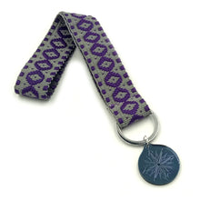 Φόρτωση εικόνας στο εργαλείο προβολής Συλλογής, Χειροποίητο μπρελόκ από υφαντό ιμάντα φάρδους 2,5cm, μεταλλικό κρίκο και plexiglass διακοσμητικό στοιχείο
