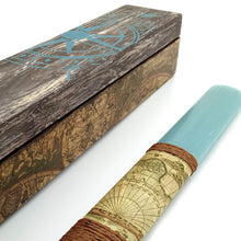 Φόρτωση εικόνας στο εργαλείο προβολής Συλλογής, Πασχαλινή χειροποίητη λαμπάδα με θέμα τα ταξίδια με ξύλινο κουτί αντίστοιχου θέματος.