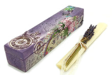 Φόρτωση εικόνας στο εργαλείο προβολής Συλλογής, Πασχαλινή χειροποίητη λαμπάδα με φυσική αποξηραμένη λεβάντα και ξύλινο κουτί.