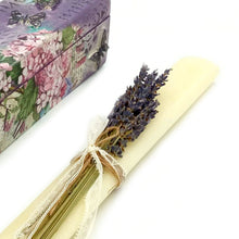 Φόρτωση εικόνας στο εργαλείο προβολής Συλλογής, Πασχαλινή χειροποίητη λαμπάδα με φυσική αποξηραμένη λεβάντα και ξύλινο κουτί.