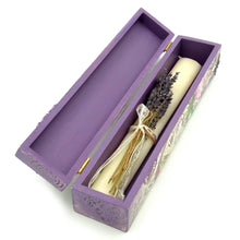 Φόρτωση εικόνας στο εργαλείο προβολής Συλλογής, Πασχαλινή χειροποίητη λαμπάδα με φυσική αποξηραμένη λεβάντα και ξύλινο κουτί.