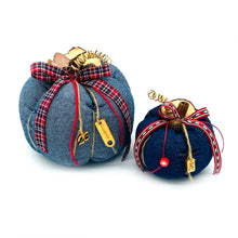 Φόρτωση εικόνας στο εργαλείο προβολής Συλλογής, Χειροποίητες κολοκύθες γούρια από τζιν ύφασμα σε δύο αποχρώσεις του μπλε
