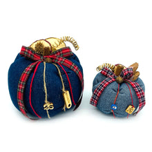 Φόρτωση εικόνας στο εργαλείο προβολής Συλλογής, Χειροποίητες κολοκύθες γούρια από τζιν ύφασμα σε δύο αποχρώσεις του μπλε
