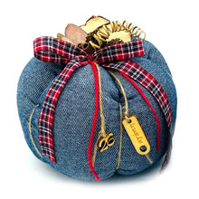 Φόρτωση εικόνας στο εργαλείο προβολής Συλλογής, Χειροποίητες κολοκύθες γούρια από τζιν ύφασμα σε ανοιχτό μπλε
