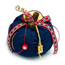 Φόρτωση εικόνας στο εργαλείο προβολής Συλλογής, Χειροποίητες κολοκύθες γούρια από τζιν ύφασμα σε μπλε σκούρο
